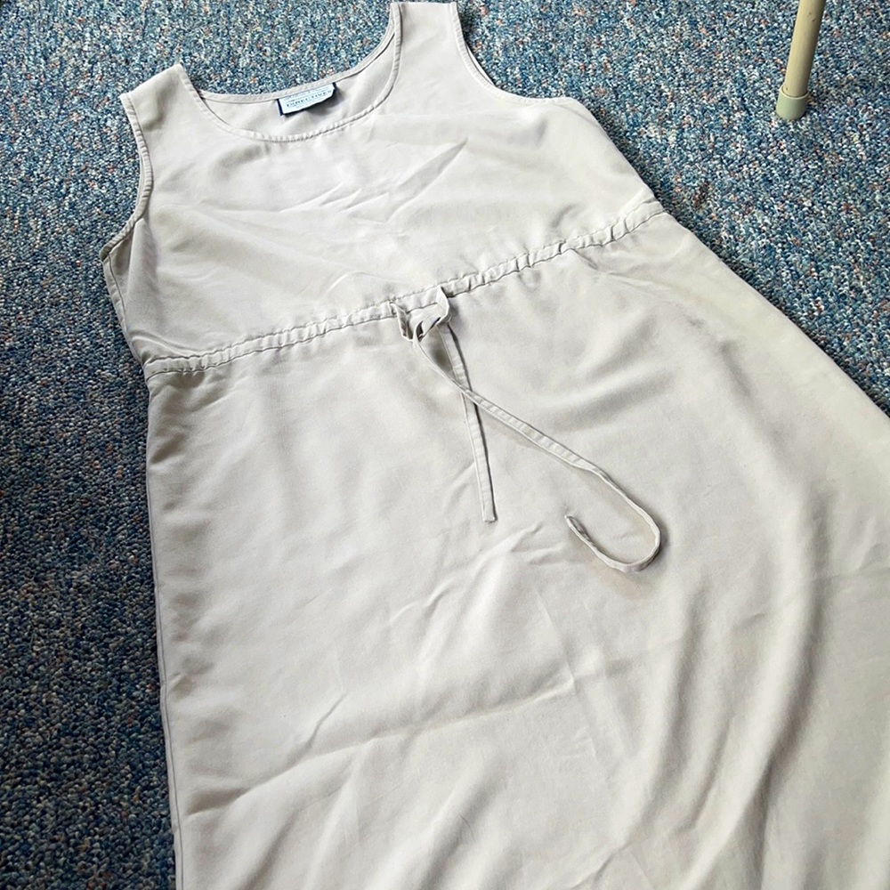 Short sleeve beige dress